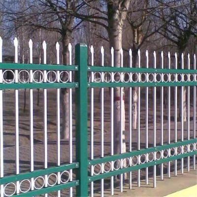 ポリ塩化ビニールを囲う容易に組み立てられた1.8mの高さの黒い金属の柵は中庭のために塗った
