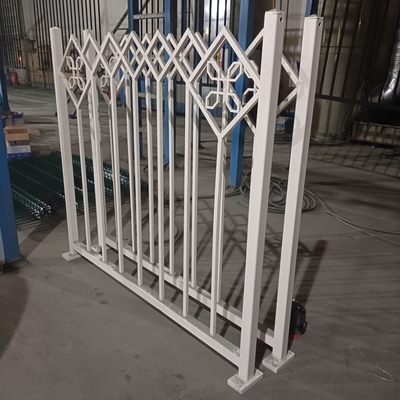 装飾的なISO9001錬鉄の塀は容易に組み立てられる1.8x2.4mにパネルをはめる