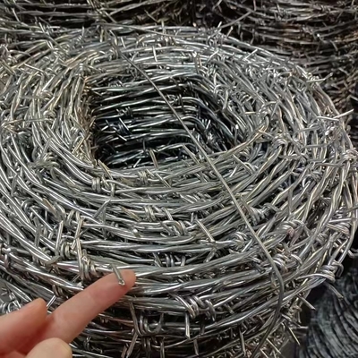 2.8mm~1.8mmの刑務所のBarbの鉄条網の熱い浸された電流を通された有刺鉄線の反酸化
