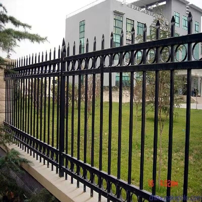 中庭ポリ塩化ビニールはODM OEMを囲う電流を通された鋼鉄柵に塗った