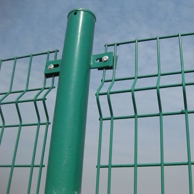 正方形のポストRAL 6005の緑の電流を通された鋼鉄3D金網の塀