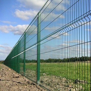 正方形のポストRAL 6005の緑の電流を通された鋼鉄3D金網の塀